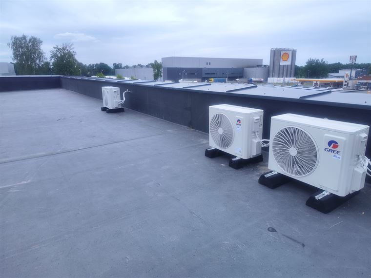 Jednostki zewnętrzne klimatyzacji Gree ustawione na płaskim dachu